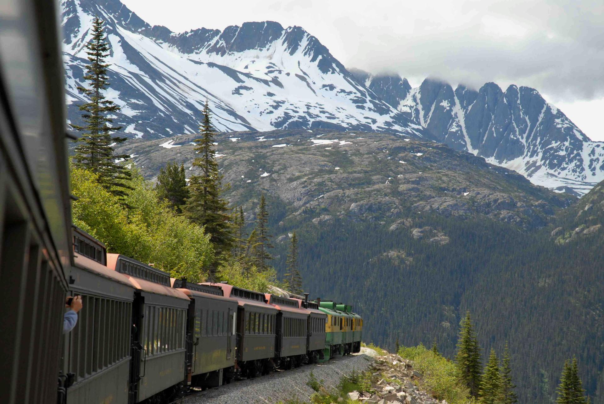Admirez les paysages emblématiques à bord de voitures d’époque sur la ligne de chemin de fer White Pass and Yukon Route. Photo : Gouvernement du Yukon