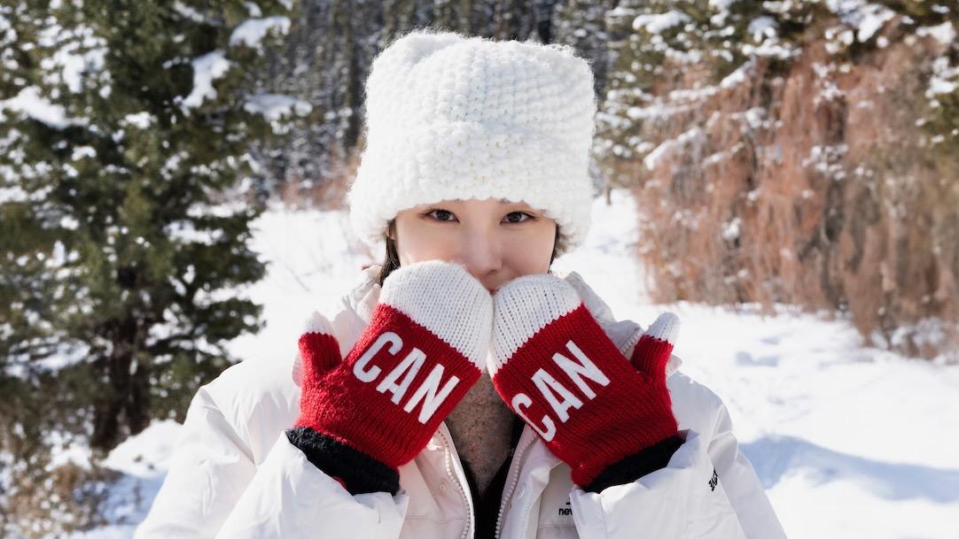 Yuna Kim covers her face with Canada gloves