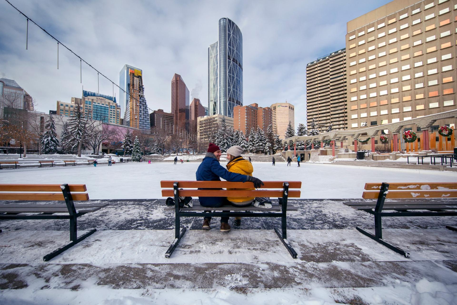 Momento de descanso frente a la pista de hielo al aire libre en la Olympic Plaza