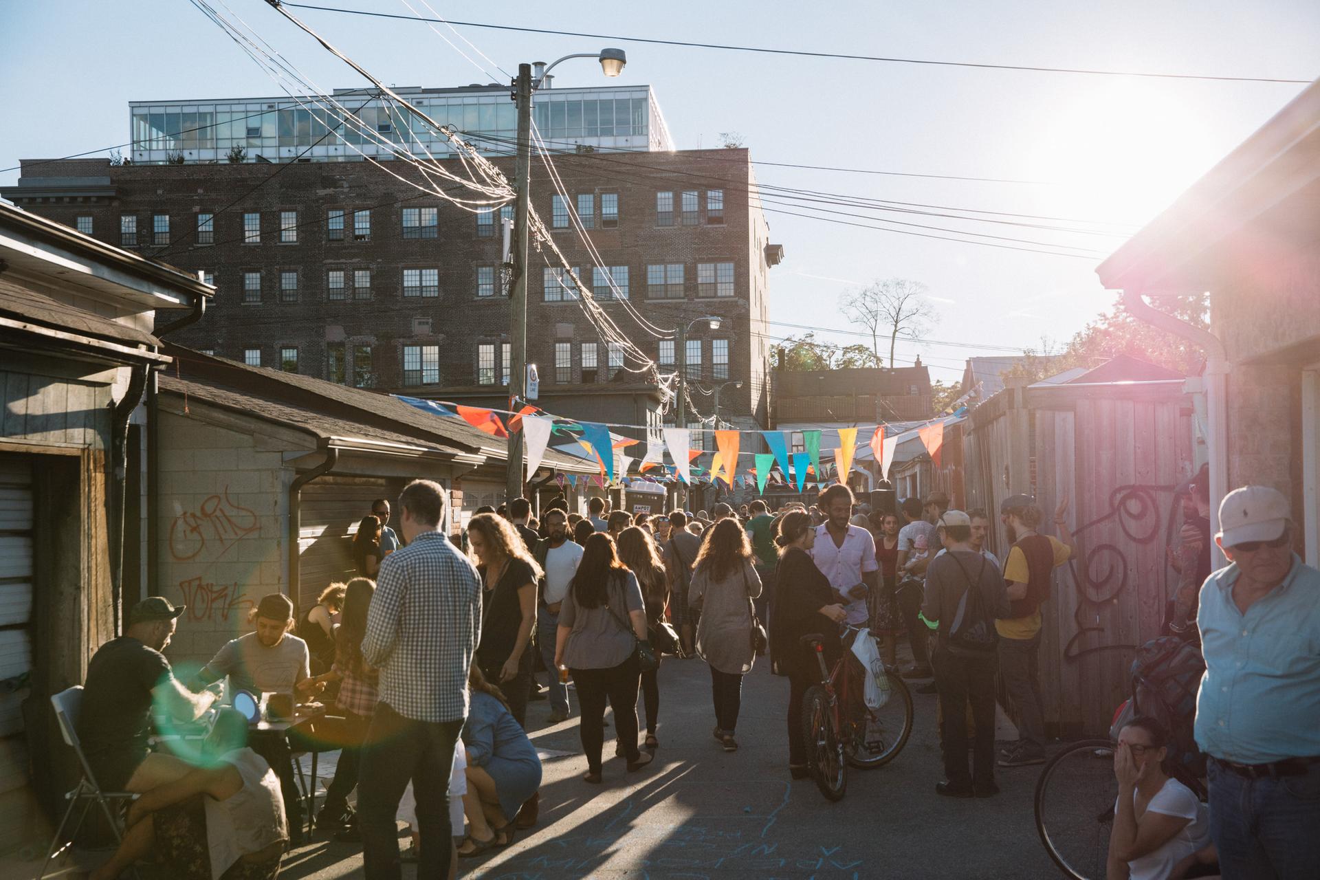 Outdoor markets and food trucks