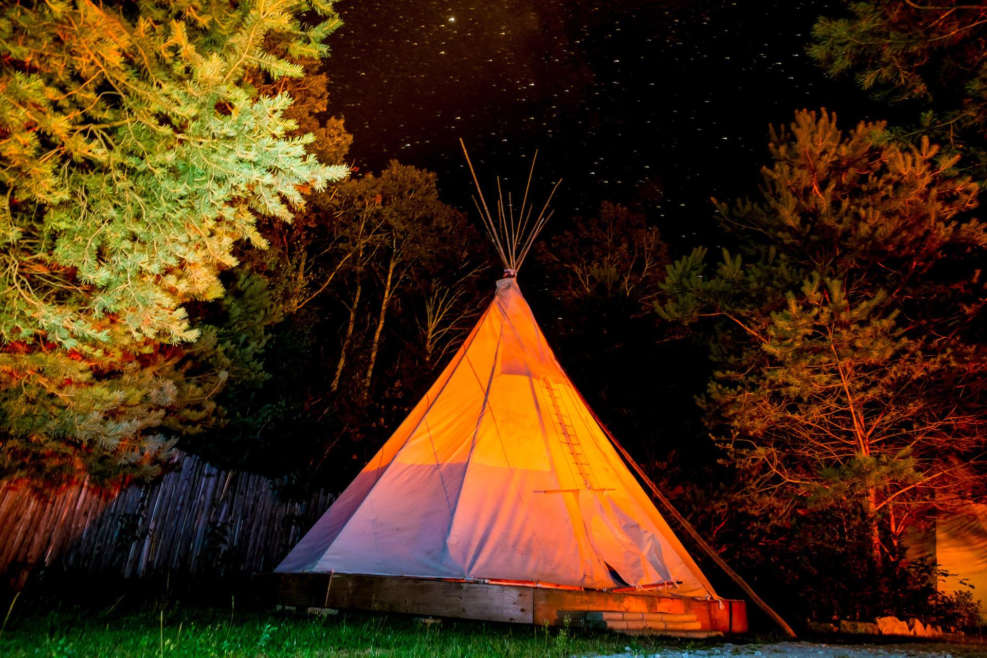 Die Nacht verbringen Besucher im Tipi unter dem sternklaren Himmel.