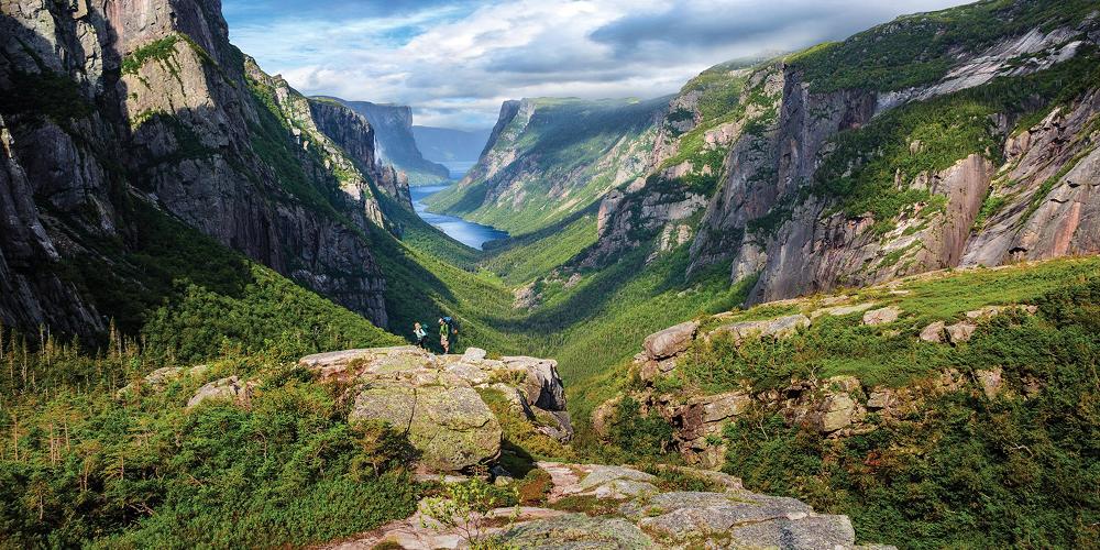 カナダ最東端の島で出会う氷河が創った彩り豊かな世界