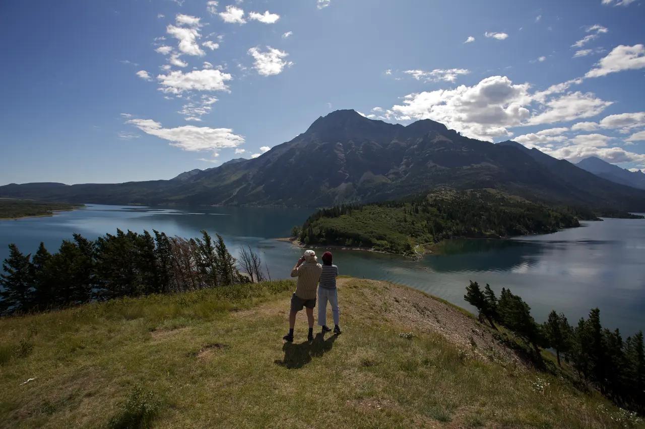 Waterton shown as the article’s ‘different Rockies feel’—where lakes meet steep peaks in a smaller park setting—helping readers compare it to Banff/Jasper and decide whether to add a southern Rockies stop.