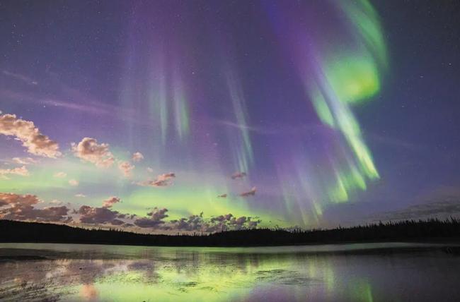 夏・秋ならでは!湖に映る神秘的な「逆さオーロラ」も!