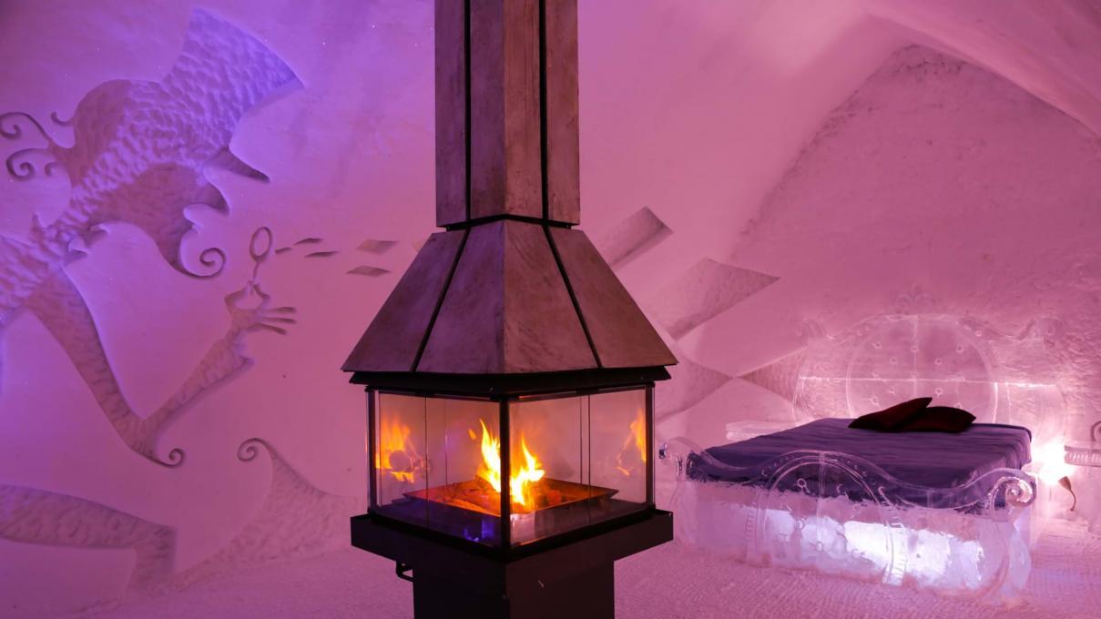 room with a fireplace in the ice hotel in quebec