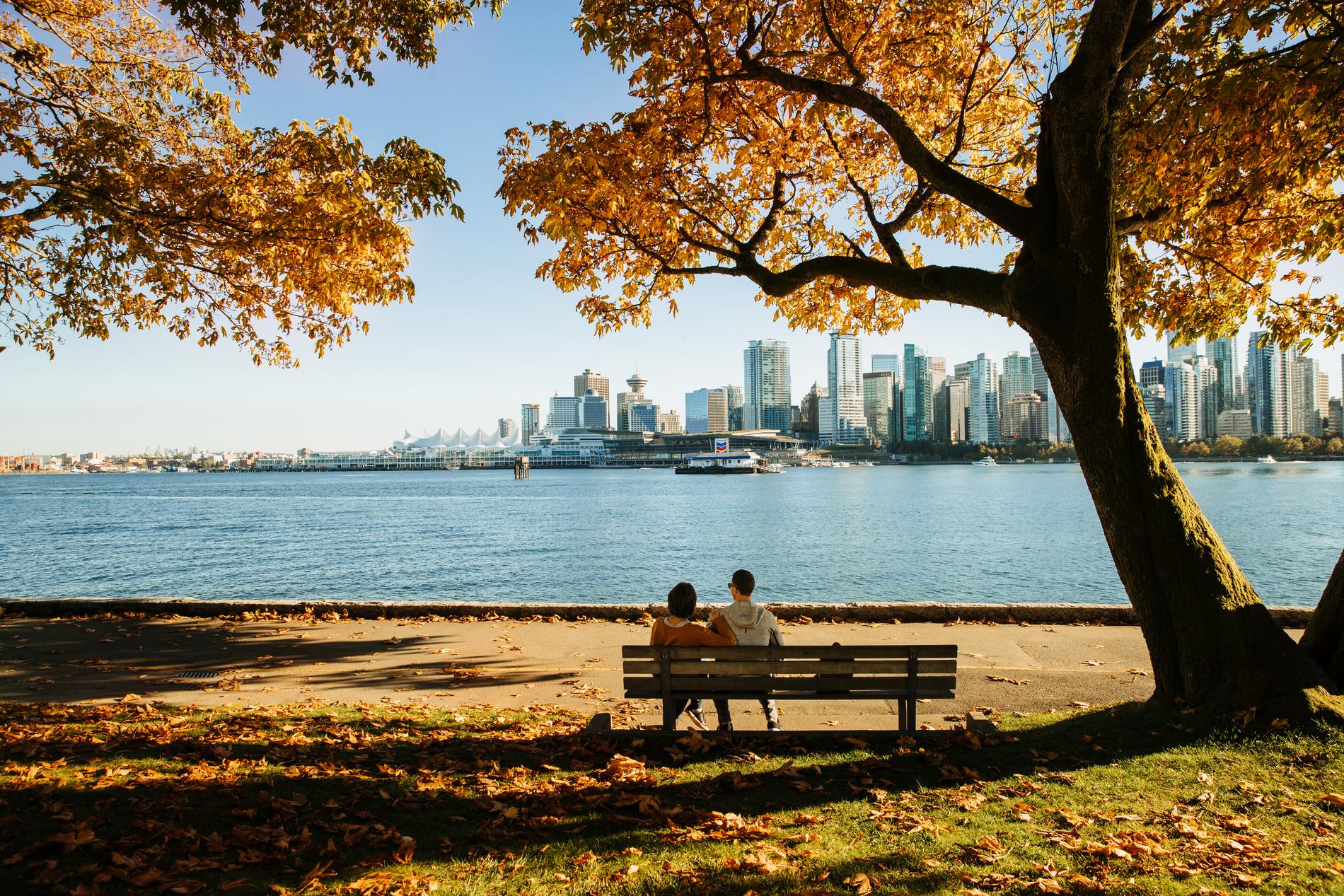 ブリティッシュ・コロンビア州バンクーバーの都会の街並み – credit: Tourism Vancouver/Hubert Kang