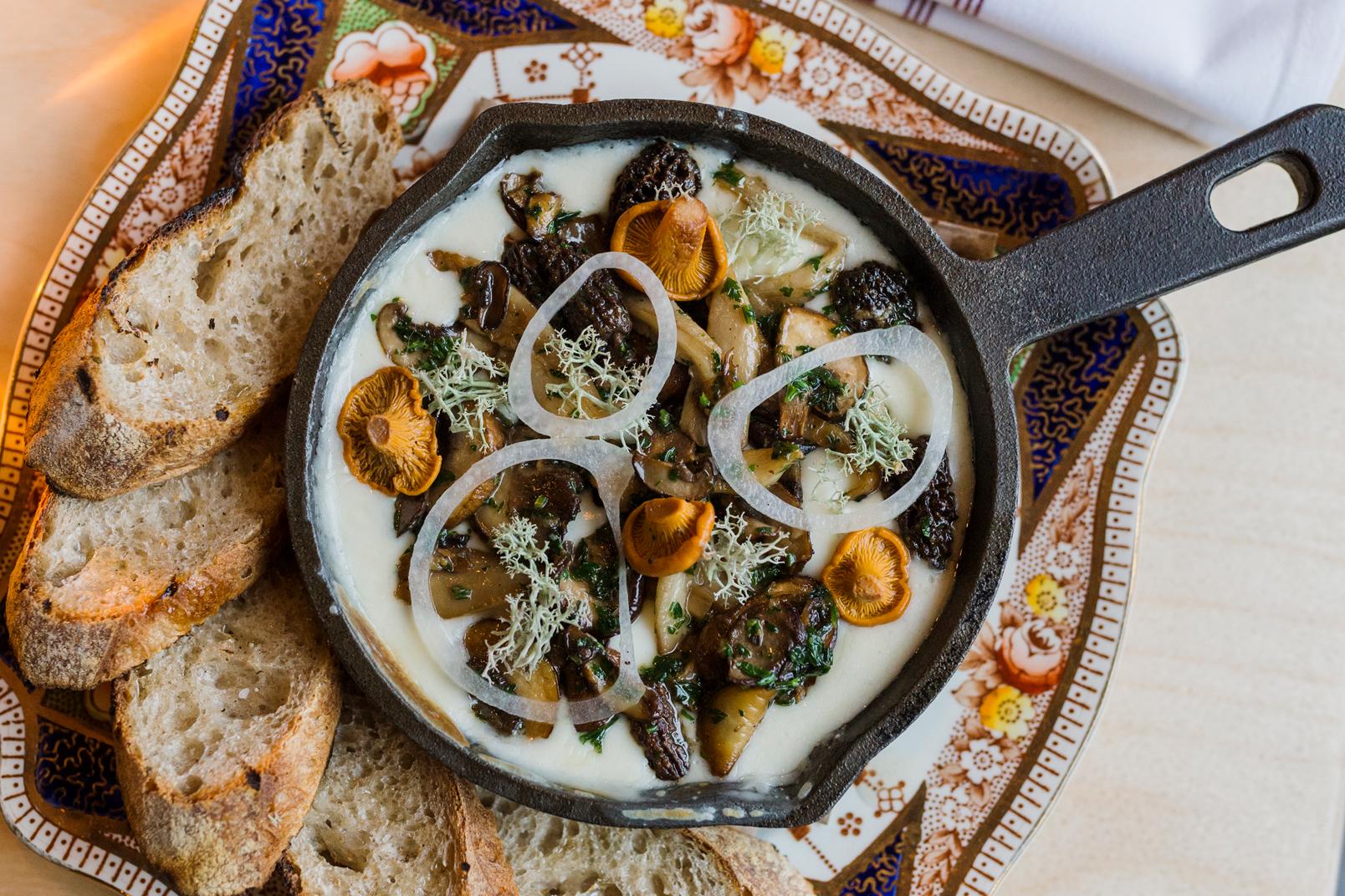 サスカトゥーンのヒース・レストラン – credit: 2018 Tourism Saskatoon/Carey Shaw Photography