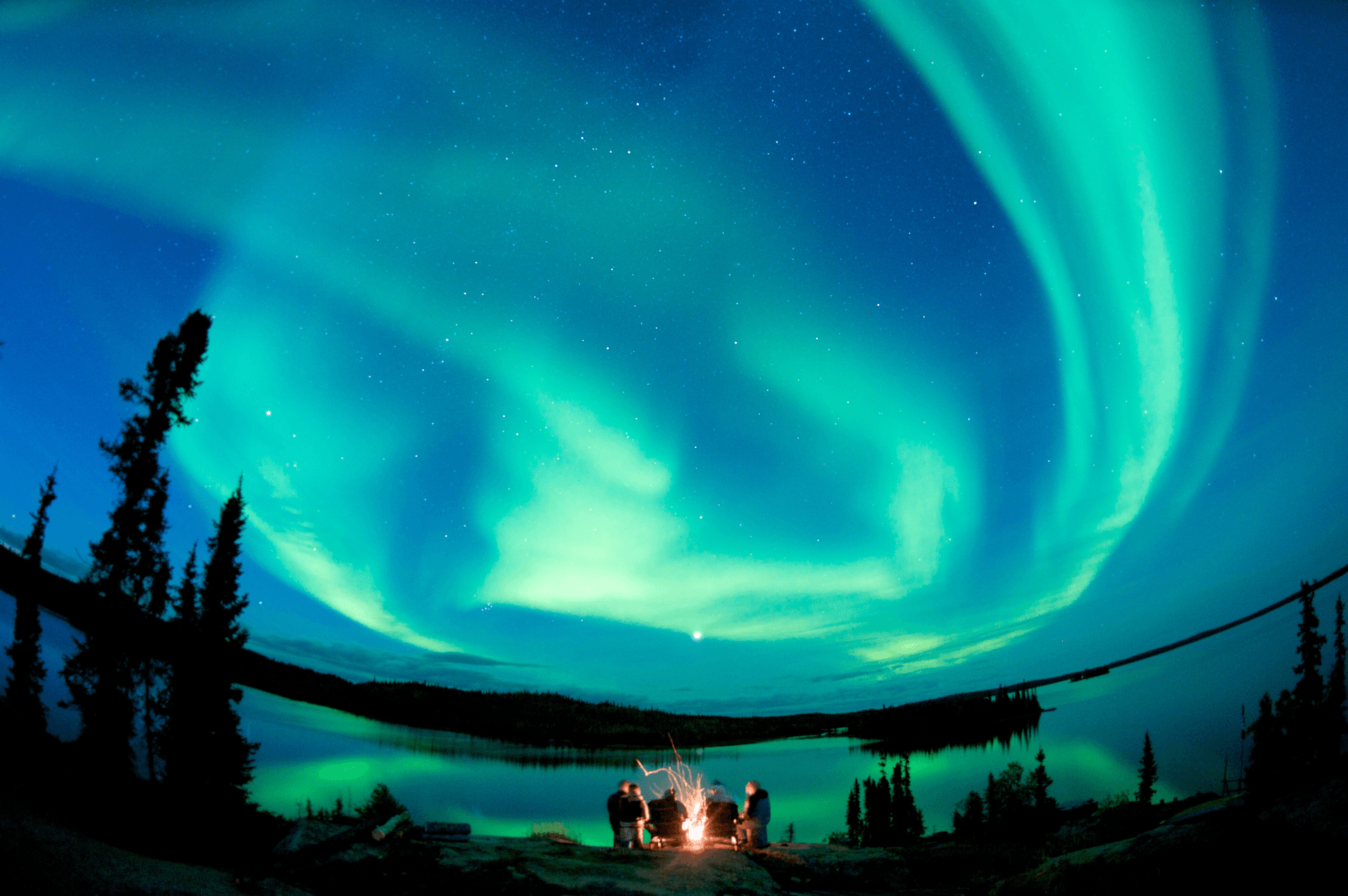 Blue and turquoise northern lights in Yellowknife, Northwest Territories