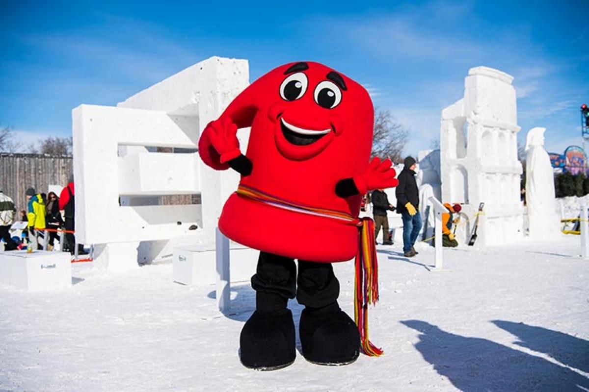 Léo La Tuque, a red smiling mascot of Festival du Voyageur