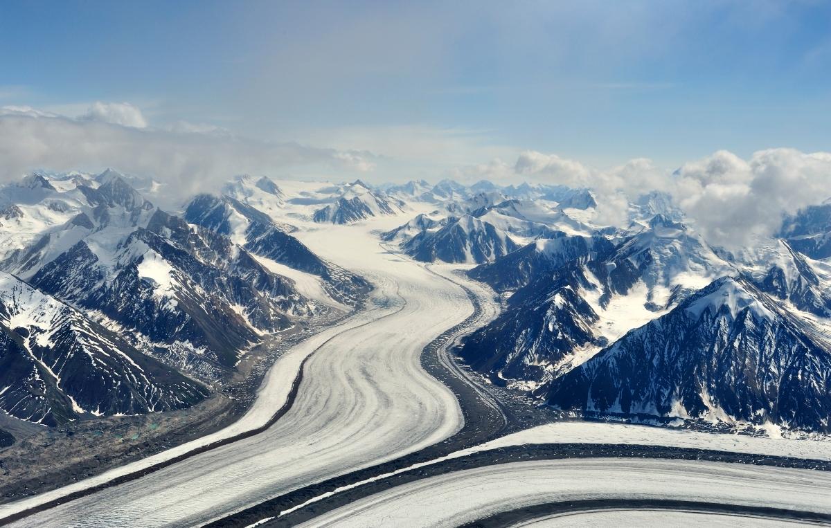 Vue sur les champs de glace au parc national Kluane, au Yukon