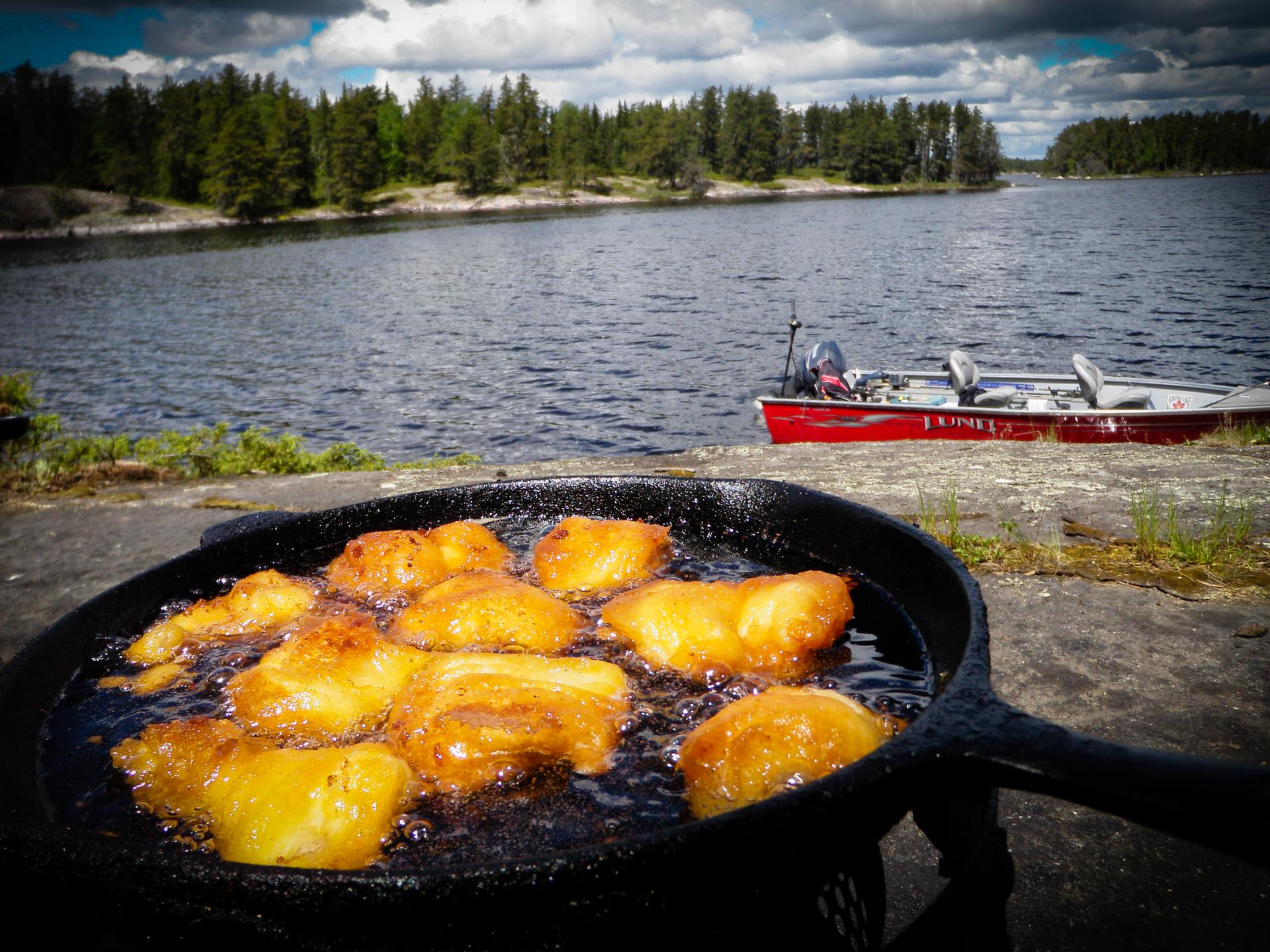 Aikens Lake Wilderness Lodge - Comer en la costa de los lagos