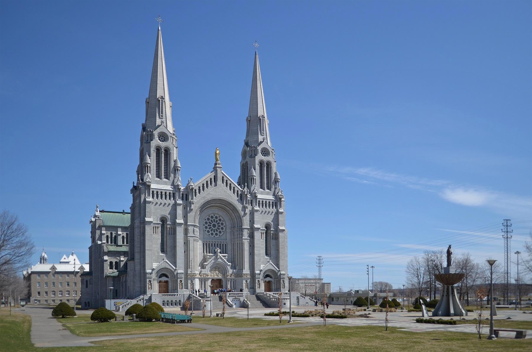 Sainte-Anne-De-Beaupre ~ Credit: Wikimedia Commons under CC BY-SA 3.0