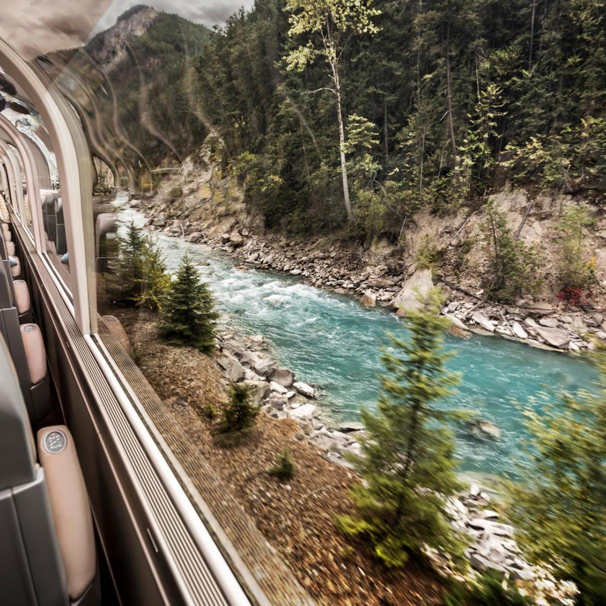 A river seen through the window of a train